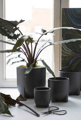 Vaso nero di terracotta Humble: vasi design D&M - CONFIG0124